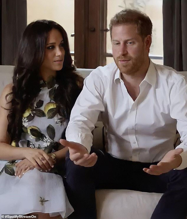 Hình ảnh mới nhất của vợ chồng Meghan Markle xuất hiện giữa lùm xùm bị Nữ hoàng Anh lấy lại tất cả, Harry thu hút chú ý với biểu cảm khác lạ - Ảnh 1.