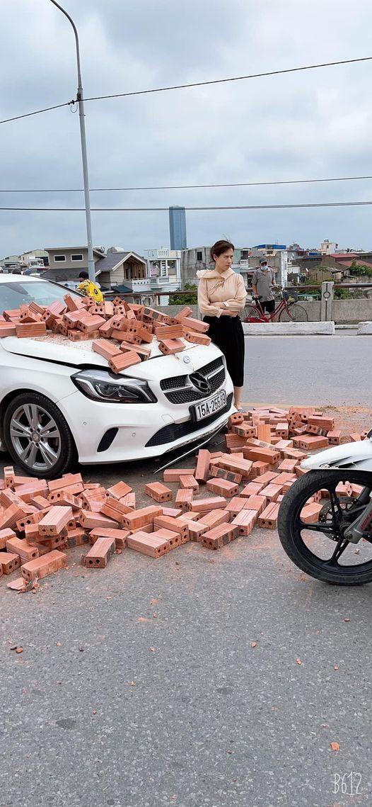 Xe xích lô chế chở gạch tông móp đầu Mercedes, nữ tài xế khoanh tay bất lực nhìn hiện trường - Ảnh 3.