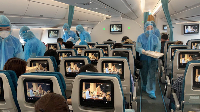 Vì sao nam tiếp viên Vietnam Airlines mắc Covid-19 chỉ cách ly 4 ngày rồi về nhà tự cách ly? - Ảnh 1.